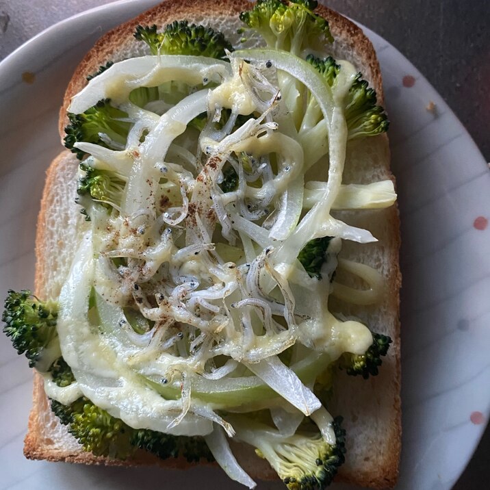 野菜しらすトースト